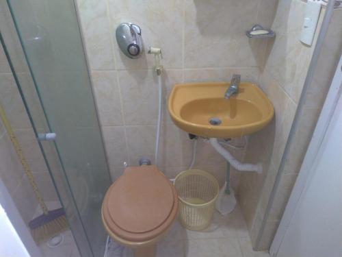 La salle de bains est pourvue de toilettes et d'un lavabo. dans l'établissement Apto-beiramar-completo-3 qt- até 9 pes-TV-WiFi-gar, à Fortaleza