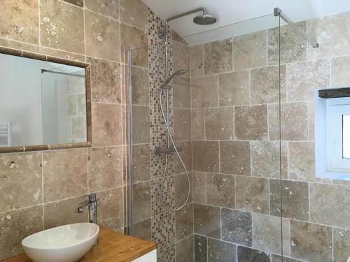 une salle de bain avec un lavabo et une douche dans l'établissement gite le cabanon, à Réauville