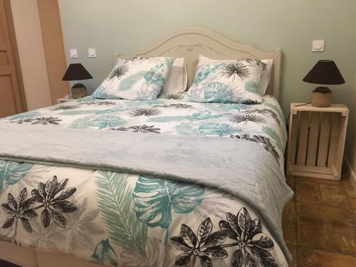 - une chambre avec un lit doté d'un couvre-lit avec des papillons dans l'établissement gite le cabanon, à Réauville