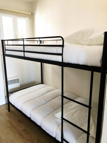 deux lits superposés dans une chambre avec fenêtre dans l'établissement T2 superbe vue mer Cannes, à Cannes