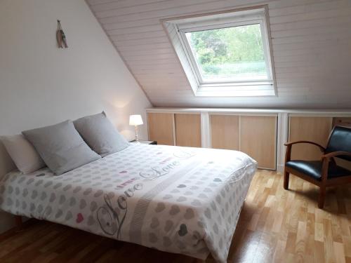 une chambre avec un lit, une fenêtre et une chaise dans l'établissement Park Rouz Beach, à Concarneau