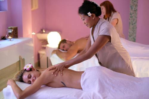 a woman getting a back massage on a bed at Parc Hotel Gritti in Bardolino