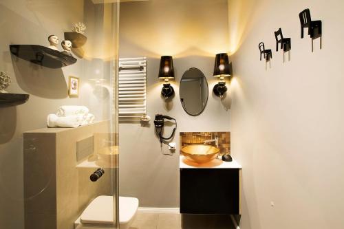 y baño con ducha, lavabo y aseo. en Art Apartment, en Cracovia
