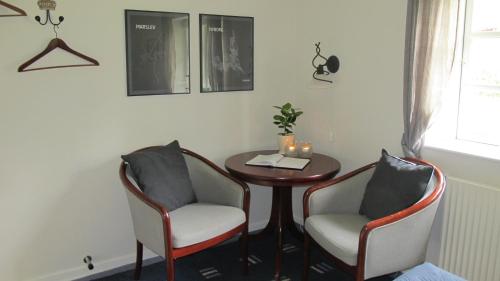 a room with a table and two chairs and a window at Birkende Bed and Breakfast in Langeskov