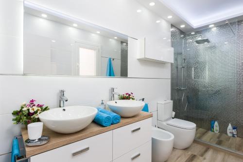 a bathroom with two sinks and a shower at VILLA VALENTINA OCEAN VIEW HEATED Pool in Adeje