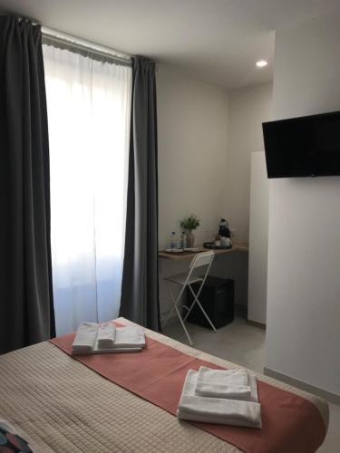 um quarto com uma cama com duas toalhas em Alba rooms em La Spezia