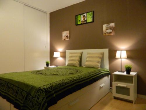 En eller flere senge i et værelse på Appartement Zen Le Dome climatisé & Parking gratuit