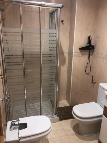 a bathroom with a shower and a toilet at Piso Soballa, Centro y Playa in Santa Pola