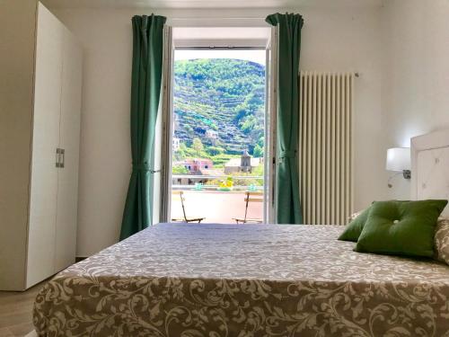 una camera da letto con un letto e una grande finestra di Trifoglio Apartment a Maiori