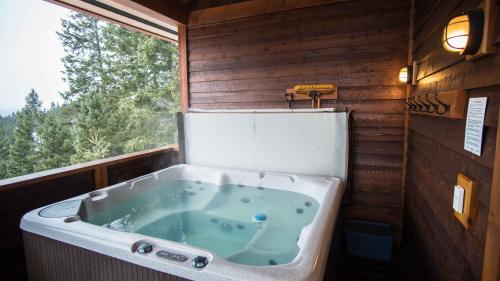 Koupelna v ubytování Cedar House Restaurant & Chalets