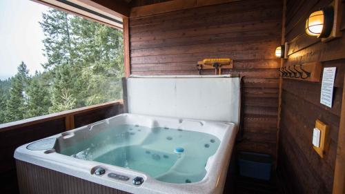 Fotografie z fotogalerie ubytování Cedar House Restaurant & Chalets v destinaci Golden