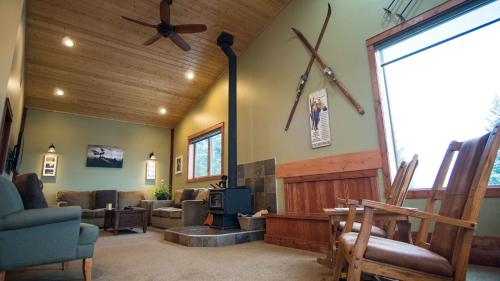 a living room filled with furniture and a ceiling fan at Cedar House Restaurant & Chalets in Golden