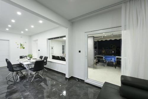 Villa Mare - with HEATED POOL