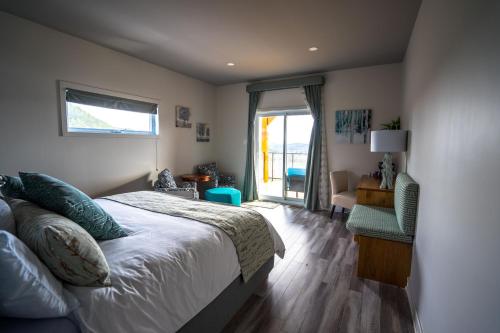 1 dormitorio con 1 cama, 1 silla y 1 ventana en Le Bellevue Modern Lodge, en Wakefield