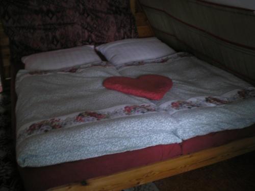 เตียงในห้องที่ Chata Eva