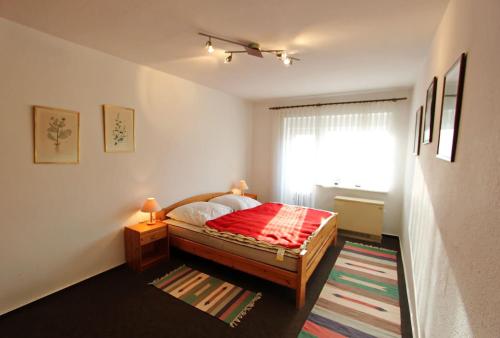 ヘルヌムにあるSilbermoeweの小さなベッドルーム(ベッド1台、窓付)