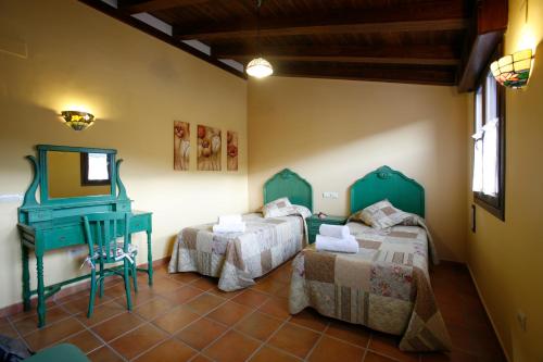 A bed or beds in a room at Casa Felisa Pirineo Aragonés