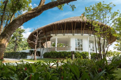 Taman di luar Eden Beach Khaolak Resort and Spa A Lopesan Collection Hotel - SHA Extra Plus