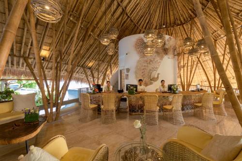 Ruang duduk di Eden Beach Khaolak Resort and Spa A Lopesan Collection Hotel - SHA Extra Plus