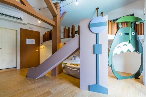 a childs room with a slide and a bunk bed at 松楓親子民宿Songfeng Family B&B in Wujie