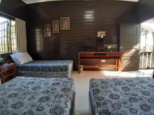 Een bed of bedden in een kamer bij AsiaCamp Taman Negara Resort