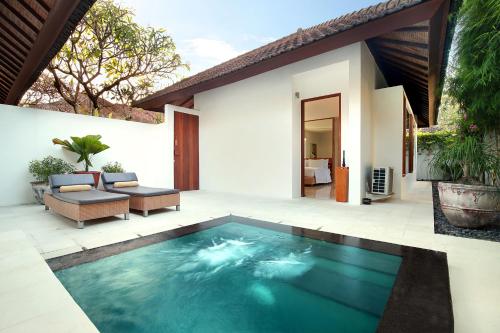 a pool in the backyard of a villa at Uma Sapna Seminyak in Seminyak
