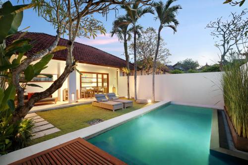 a pool in the backyard of a villa at Uma Sapna Seminyak in Seminyak