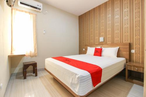 Giường trong phòng chung tại RedDoorz near Jogja Kembali Monument 3