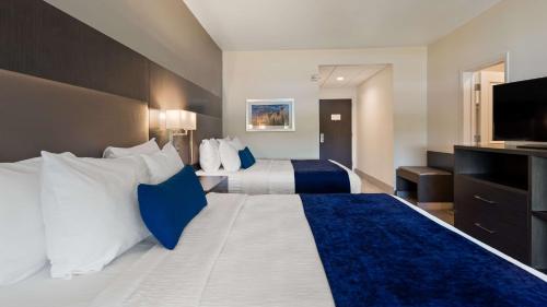 Postel nebo postele na pokoji v ubytování Best Western Plus Roland Inn & Suites