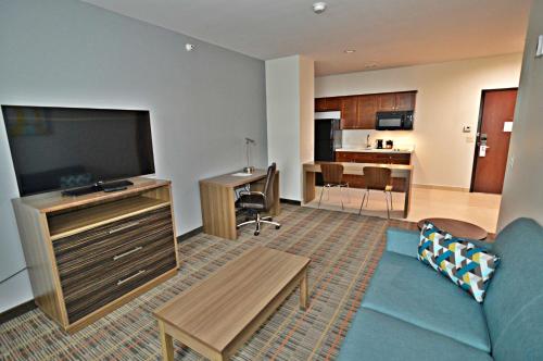 Телевизор и/или развлекательный центр в Best Western Ingleside Inn & Suites