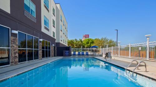 a large swimming pool in a large building at Best Western Plus Roland Inn & Suites in San Antonio