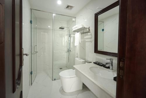 W łazience znajduje się prysznic, toaleta i umywalka. w obiekcie Khách sạn Hoàng Thái w mieście Sam Son