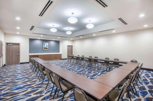 a large conference room with a long table and chairs at La Quinta by Wyndham Dallas Duncanville in Duncanville