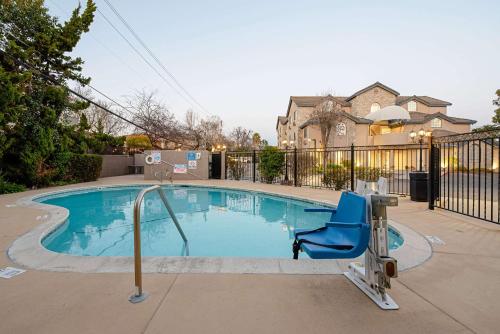 Πισίνα στο ή κοντά στο Clarion Inn Silicon Valley