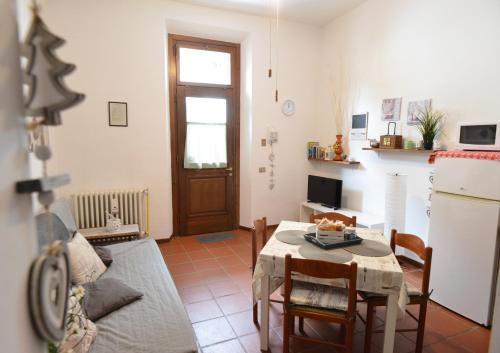 ein Wohnzimmer mit einem Sofa und einem Tisch in der Unterkunft Casa Jessica in Montecatini Terme