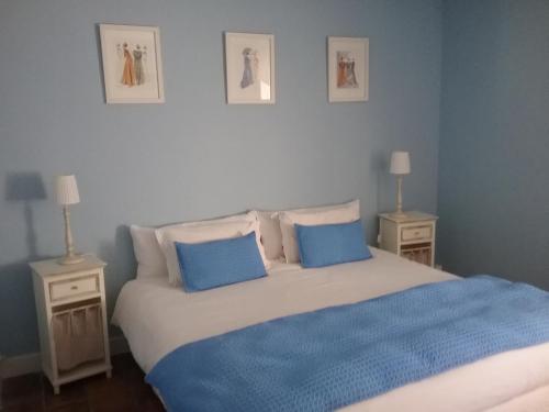 une chambre avec un grand lit avec deux tables de nuit dans l'établissement Mas des Bougainvillees, à Sernhac