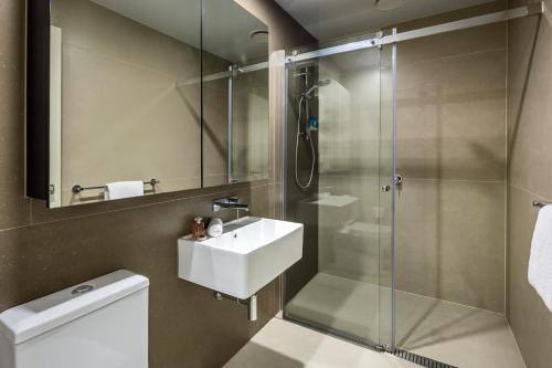 ein Bad mit einem Waschbecken und einer Dusche in der Unterkunft Winston Apartments in Melbourne