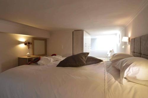 سرير أو أسرّة في غرفة في Kalymnos Suite home