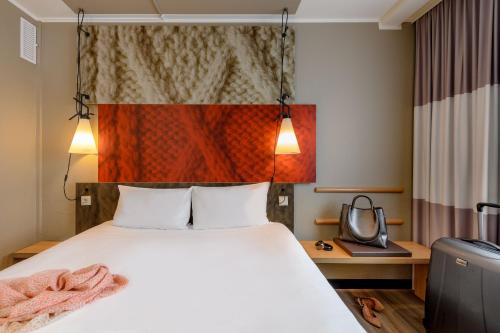 Postel nebo postele na pokoji v ubytování ibis Mainz City