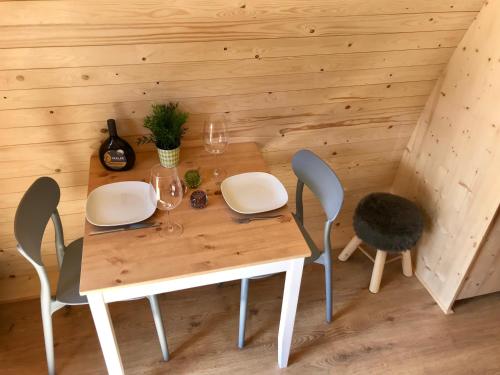 een eetkamer met een houten tafel en stoelen bij Hüttendorf Fränkische Schweiz in Pottenstein