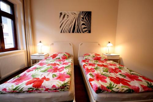 two beds sitting next to each other in a room at Pension Alba in Görlitz