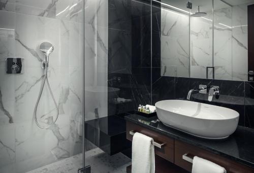 Ένα μπάνιο στο Hotel KINGS COURT