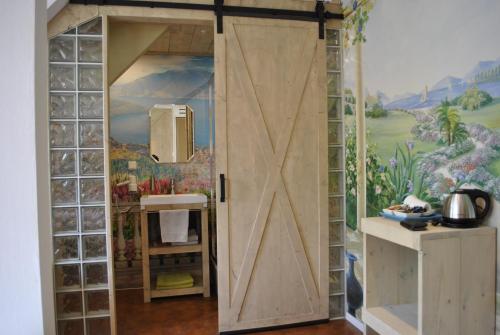ブロクゼイルにあるB&B De Strandhoeveの壁画のある部屋の扉