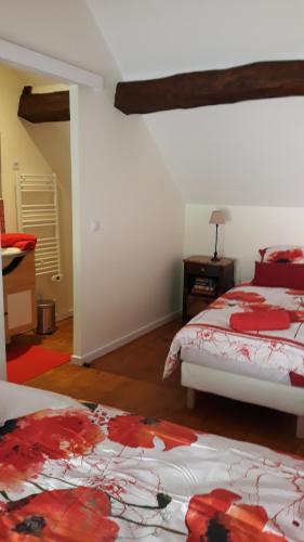 Кровать или кровати в номере la maison rose: lieu atypique