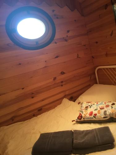 a bedroom in a log cabin with a bed and a window at Schwanenvilla in Paraza