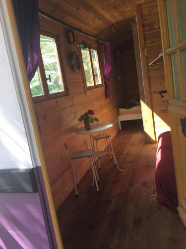a small table in the inside of a tiny house at Schwanenvilla in Paraza