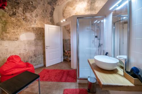 een badkamer met een wastafel en een glazen douche bij Locanda La Fortezza in Finale Ligure