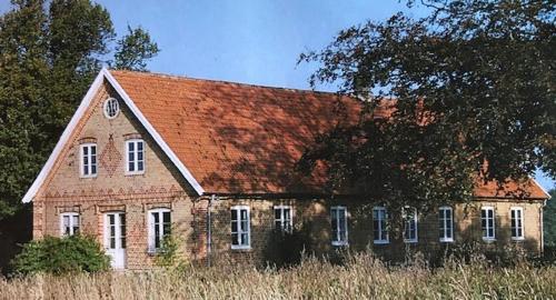 SandbyにあるLiv på Österlen Bed&Breakfastの赤い屋根の古いレンガ造り