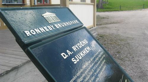 a sign in front of a building that says rumpedumpedumpedumpedumpedumped at Ronneby Brunnspark Vandrarhem och B&B in Ronneby