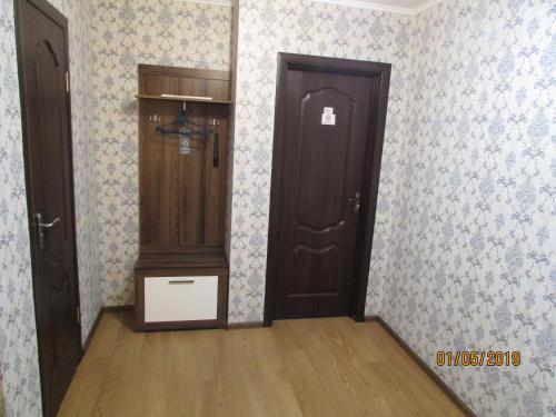 赫梅利尼茨基的住宿－Salus，一间设有两扇门和木地板的客房
